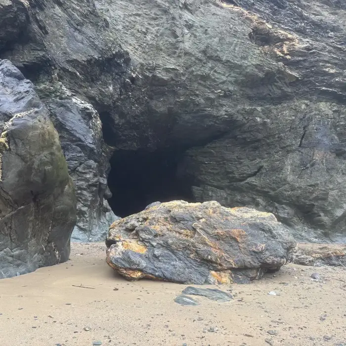 Entrance_cave_under_tintagel_low_tide
