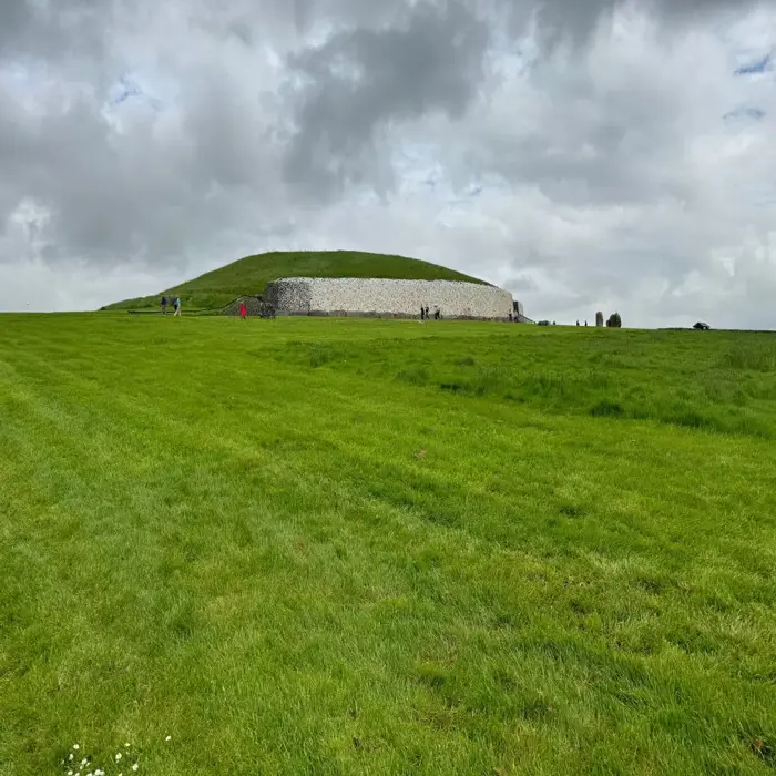 Newgrange_tomb_1