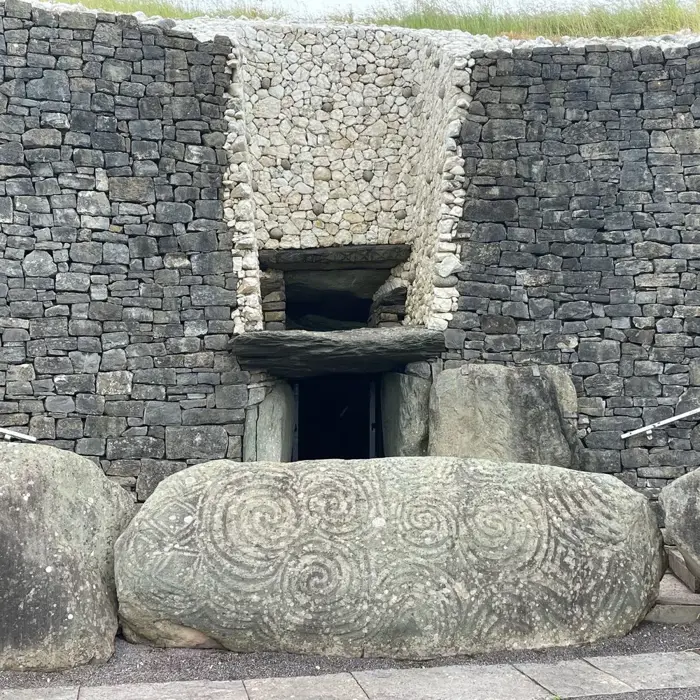Newgrange_entrance