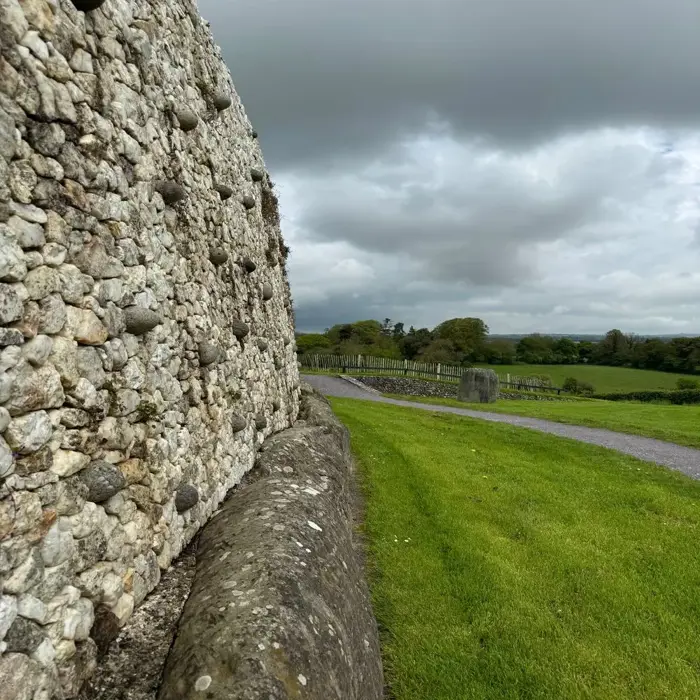 Newgrange_stone_wall