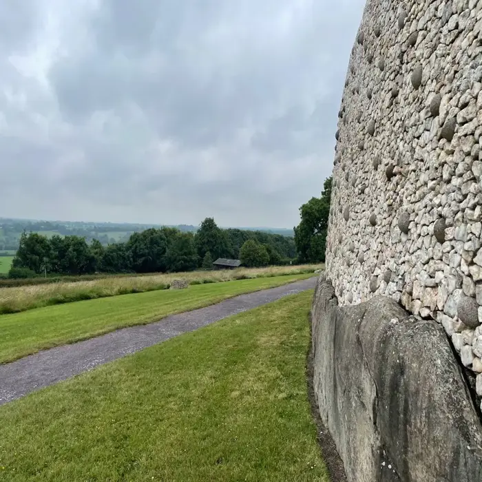 Newgrange_grijze_lucht