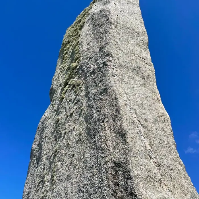 Standing_gneiss_stone