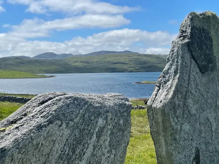 Gneiss_lake_mountains_stonecircle