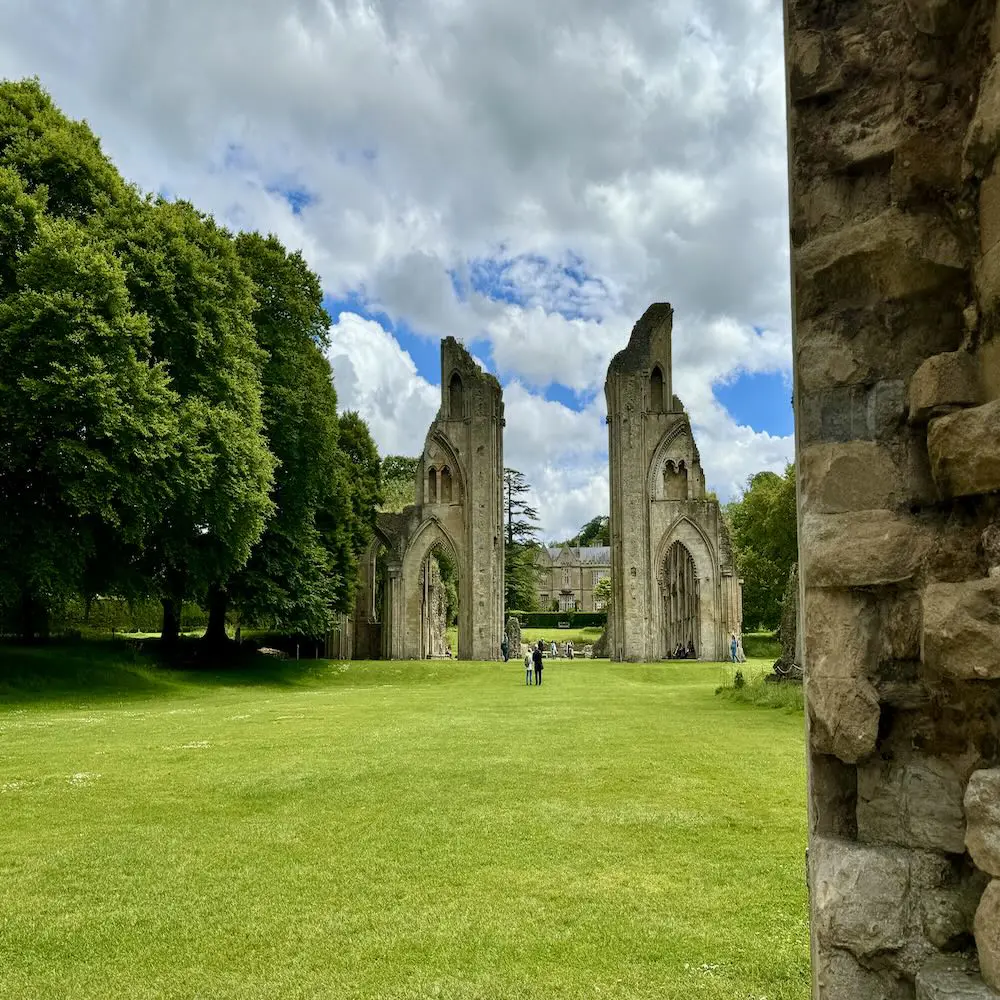 Glastonbury_abbey_graf_grave
