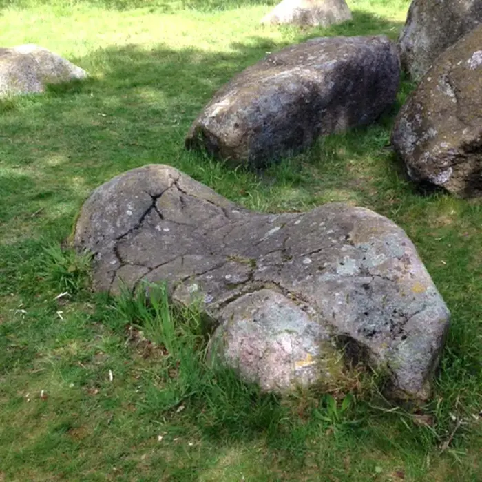 Hunebed_D14_uitgeholde_steen