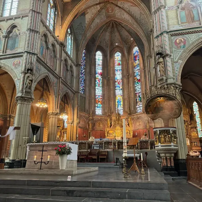 binnen_Nieuwe_kerk_altaar